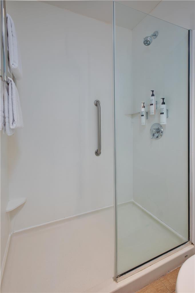 Guest room bath