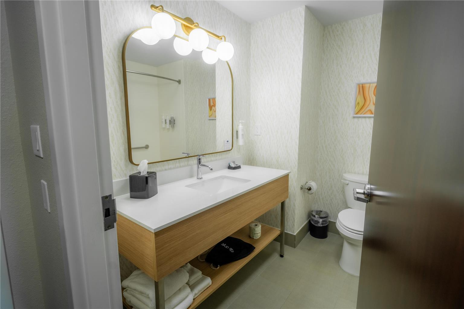 Guest room bath 
