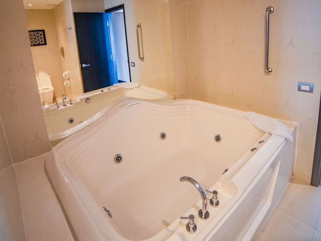 Guest room bath DoubleTree by Hilton Trujillo Trujillo (044) 240387