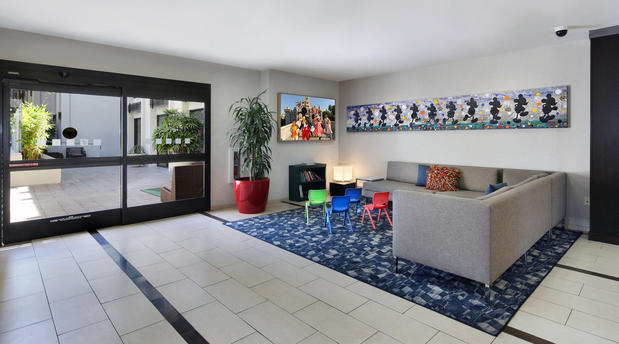 Images Holiday Inn & Suites Anaheim (1 Blk/Disneyland®), an IHG Hotel