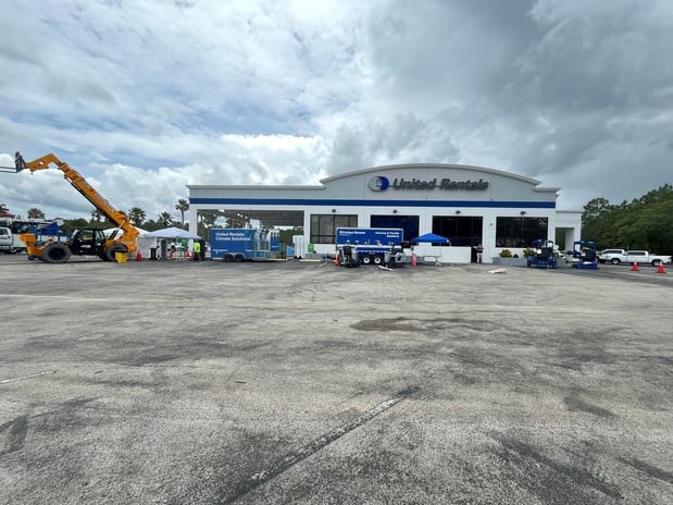 Images United Rentals - Commercial Truck