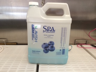 Every dog receives a complimentary tearless Blueberry facial scrub. 