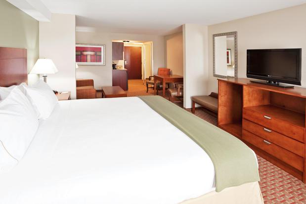 Images Holiday Inn Express & Suites Niagara Falls, an IHG Hotel