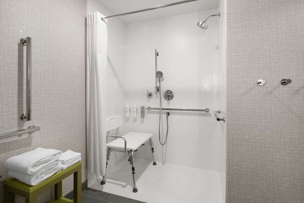 Guest room bath