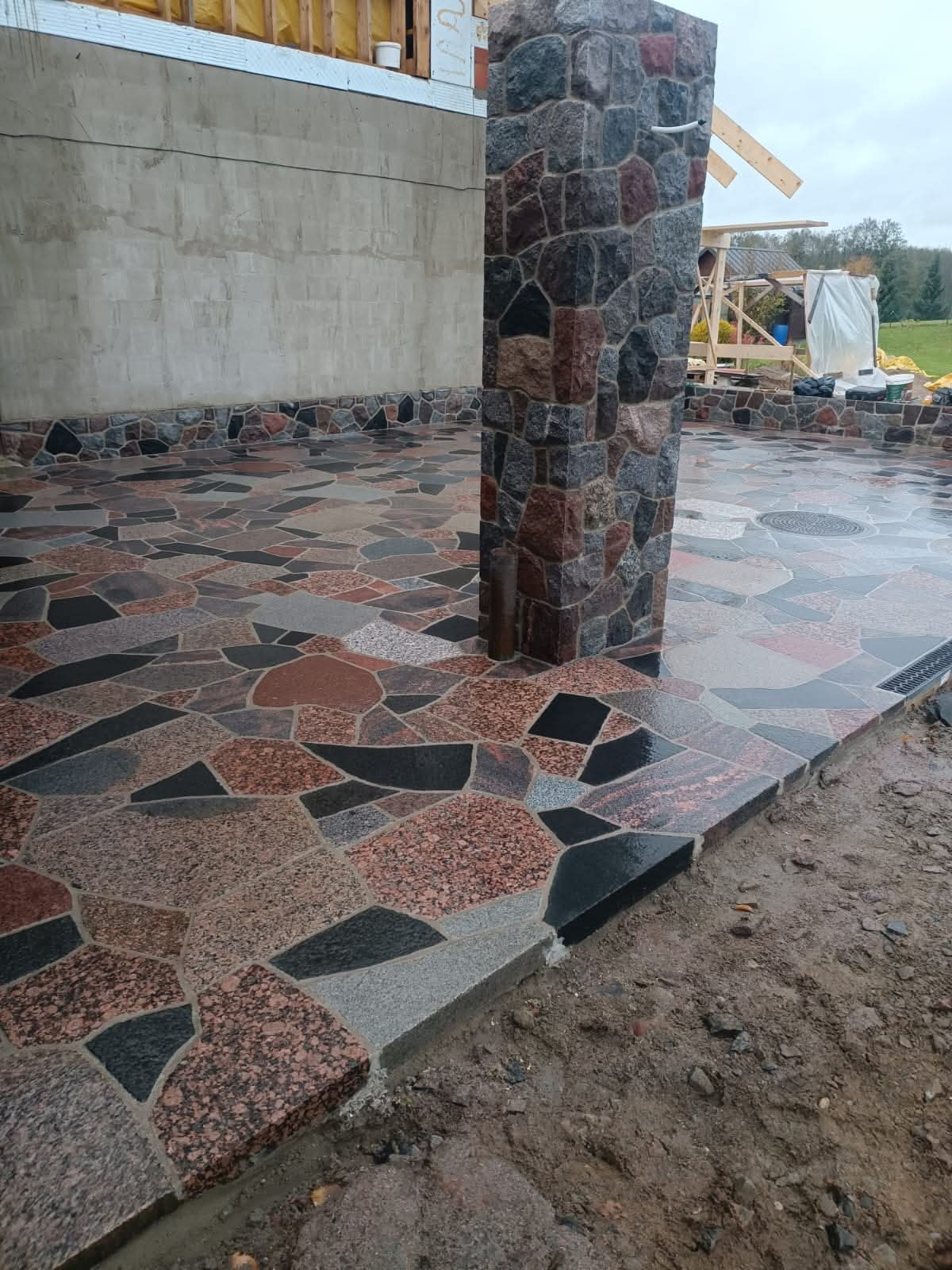 Kvalitatīvas akmens flīzes interjeram un eksterjeram – ilgmūžīgs risinājums ar dabīgu izskatu.