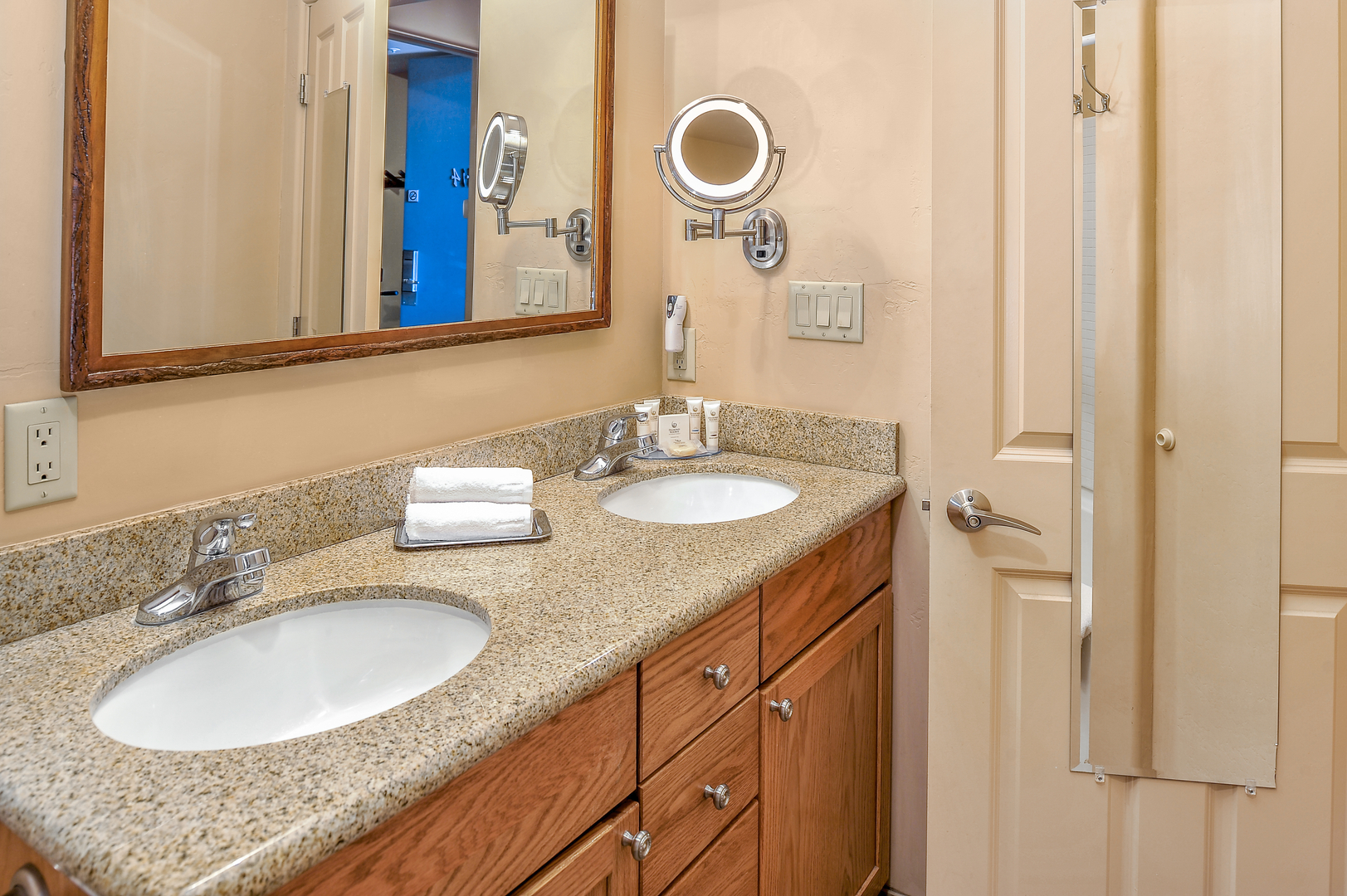 The bathroom in an accommodation at Bell Rock Inn