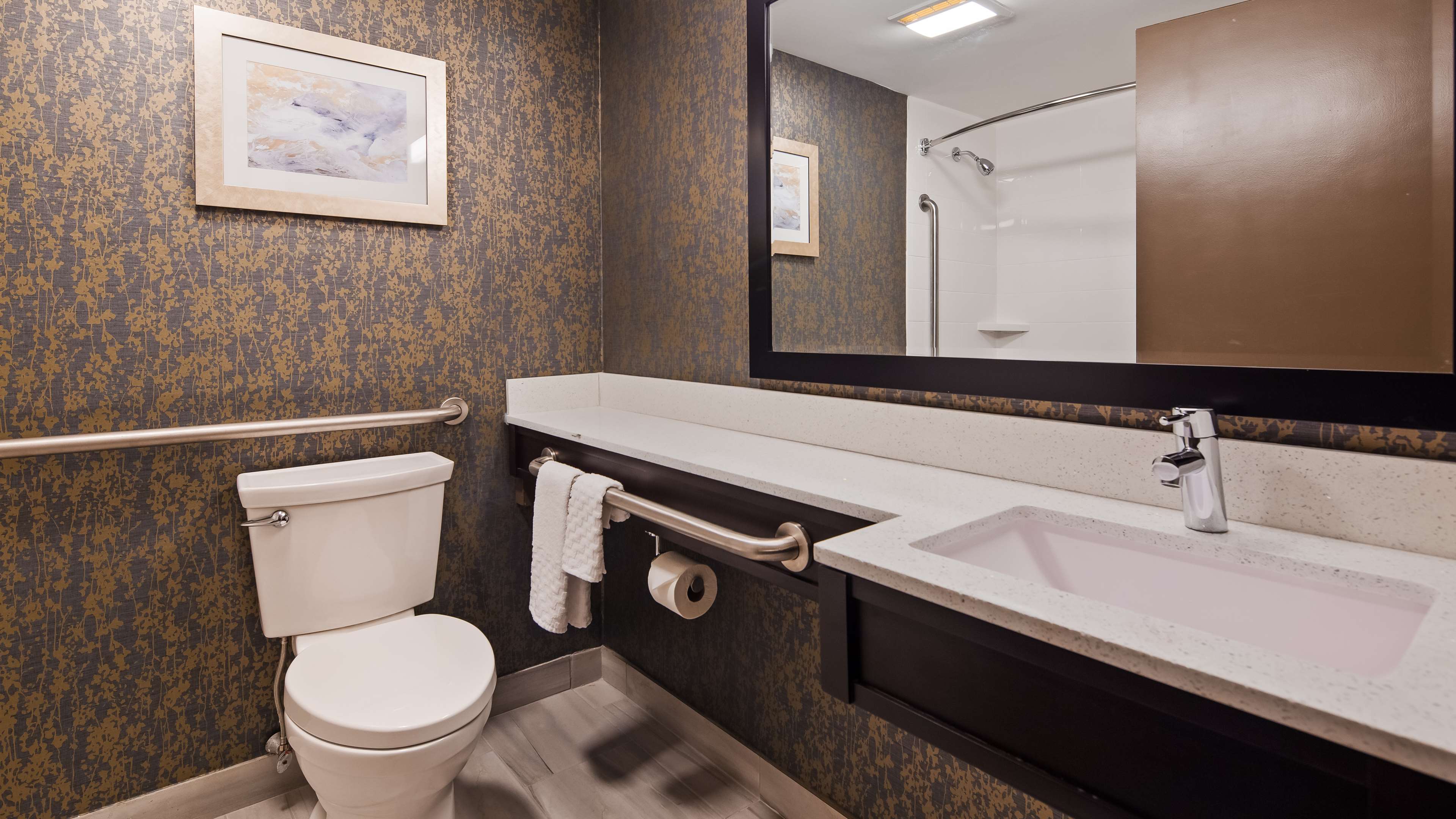 Guest Bathroom Best Western Plus Landmark Inn Laconia (603)524-8000