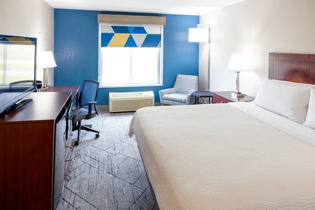 Images Holiday Inn Express & Suites Wichita Airport by IHG