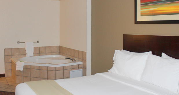Images Holiday Inn Express & Suites Plainview, an IHG Hotel