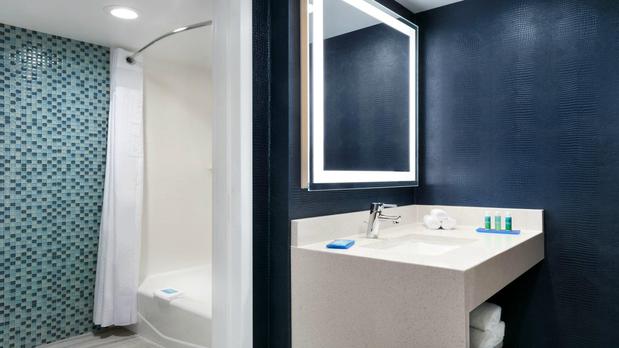 Images Holiday Inn Express Williamsbrg Busch Gardens Area by IHG