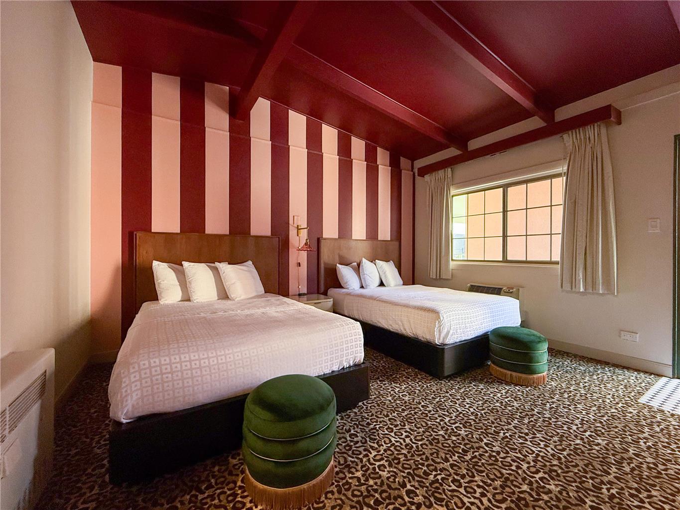 2 Double Beds