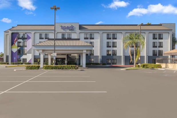 Images Spark by Hilton Bakersfield Central