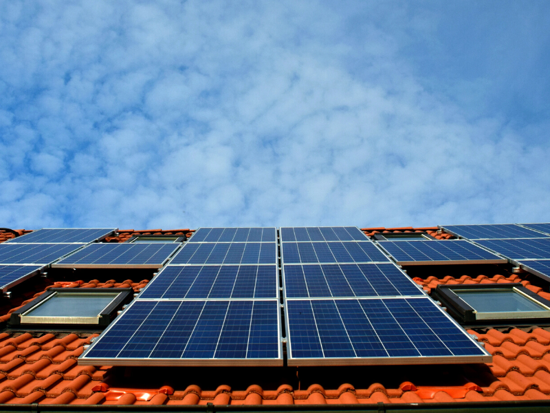 Dach mit Solaranlagen für Ökostrom