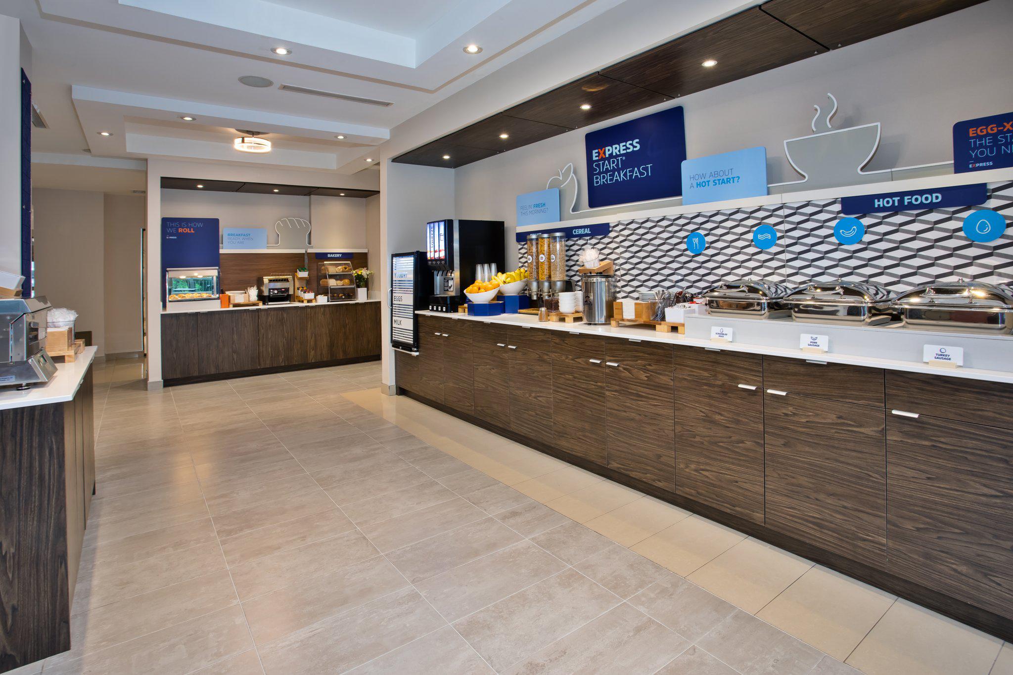 Images Holiday Inn Express & Suites Kingston Central, an IHG Hotel