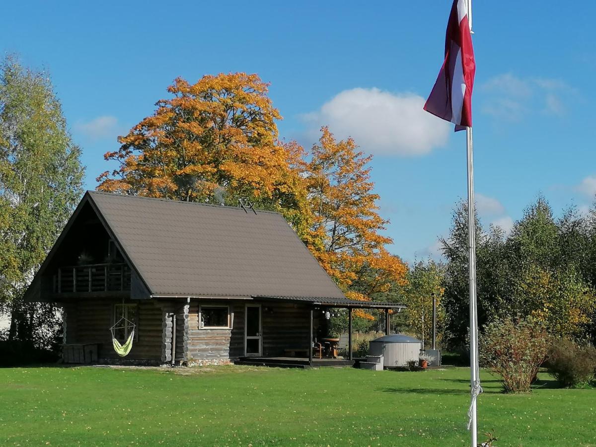 Brīvdienu māja 'Palmas' Jūrkalnē ar mājīgu koka fasādi, zaļu pagalmu un skatu uz dabu, tikai 15 minūšu gājienā no Baltijas jūras.