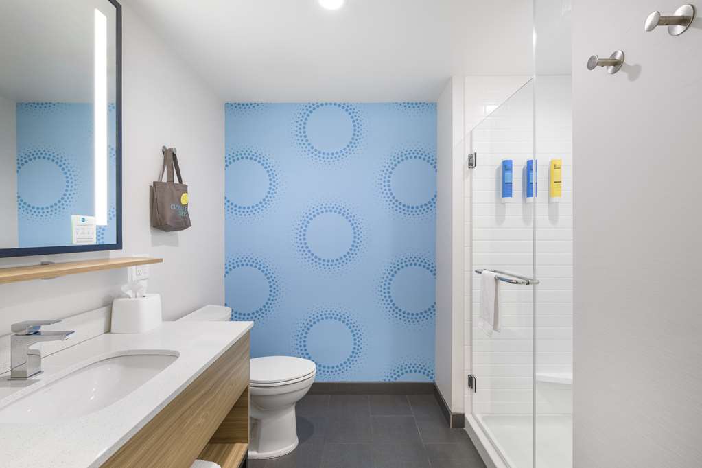 Guest room bath
