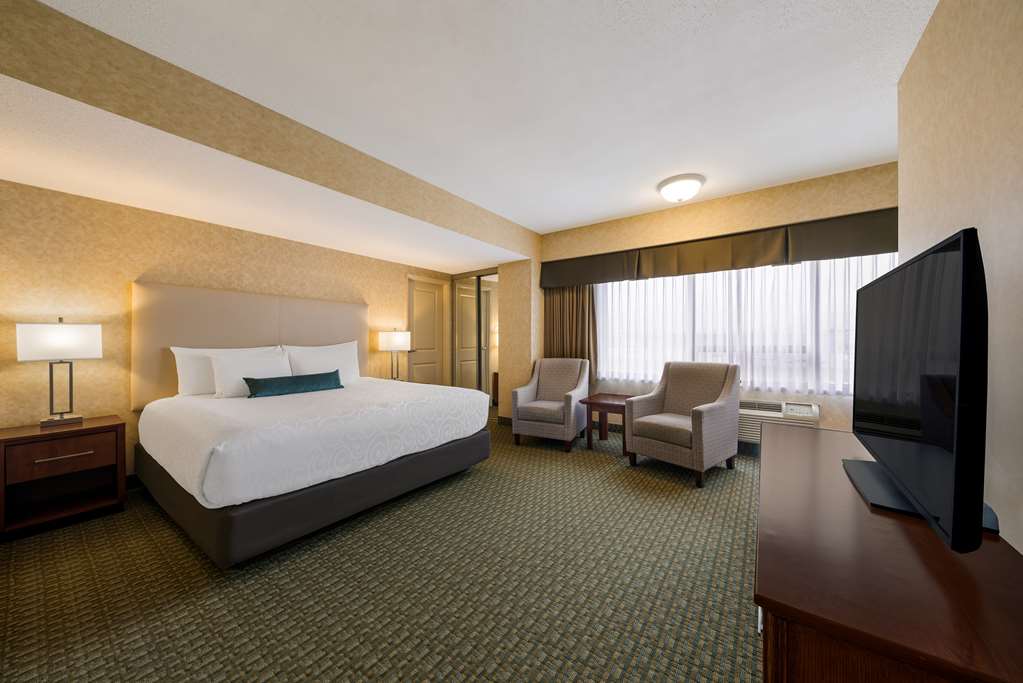 Best Western Voyageur Place Hotel in Newmarket: King Suite (02) in hotel tower