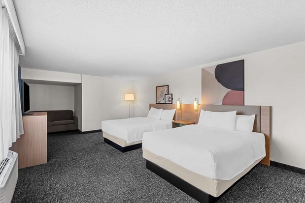 Images Spark by Hilton Cedar Falls