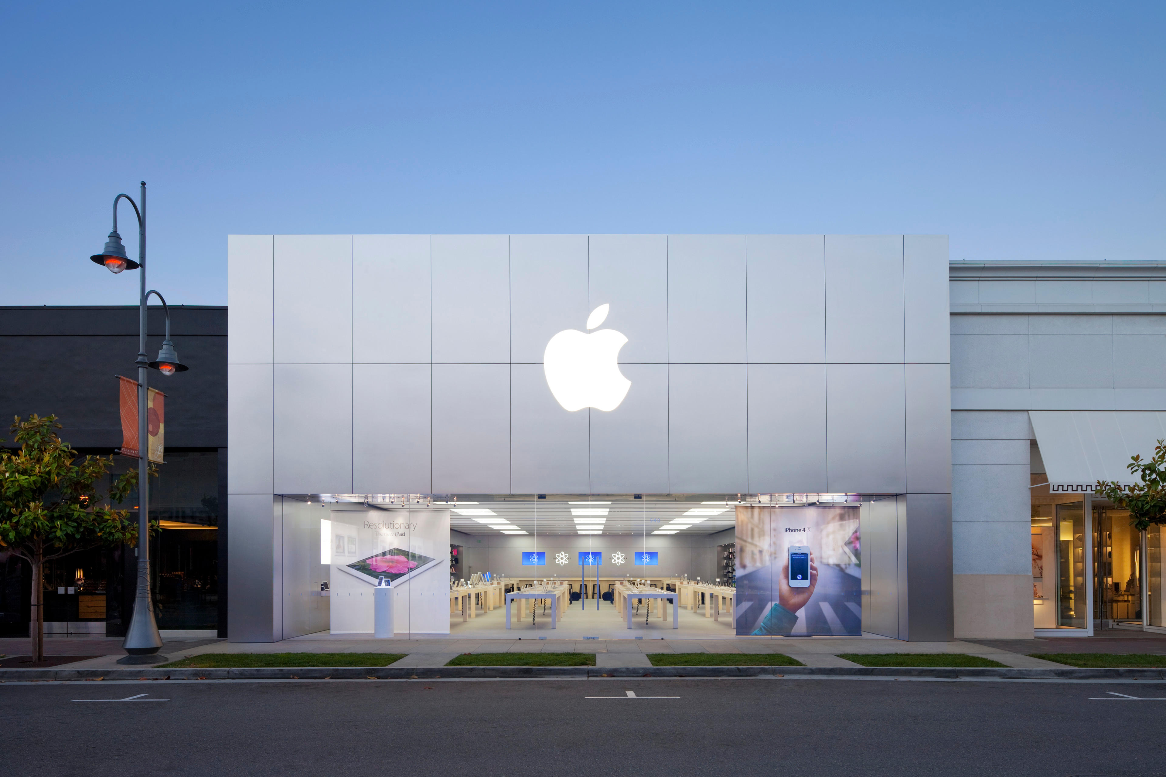 Аппле москва. Эппл в Калифорнии. Кампус Apple Park. Apple Store Калифорния. Эппл центр в Лос Анджелесе.