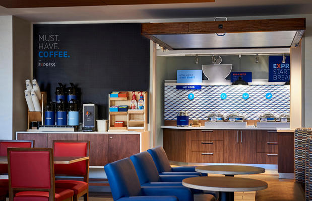 Images Holiday Inn Express & Suites Dallas Market Ctr - Love Field by IHG