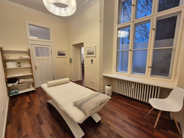 Praxis für Osteopathie am Ludwigkirchplatz & Heilpraktiker für Psychotherapie Therapieraum für individuelle osteopathische Anwendungen mit Fokus auf ganzheitliche Behandlung