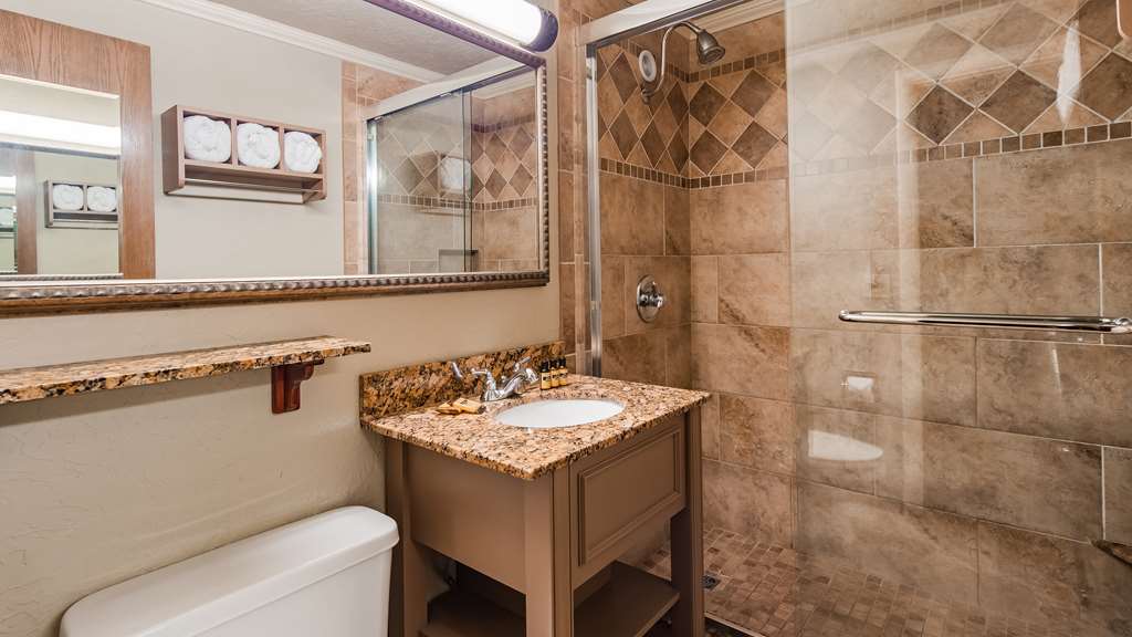 King & Two Double Beds Guest Bath