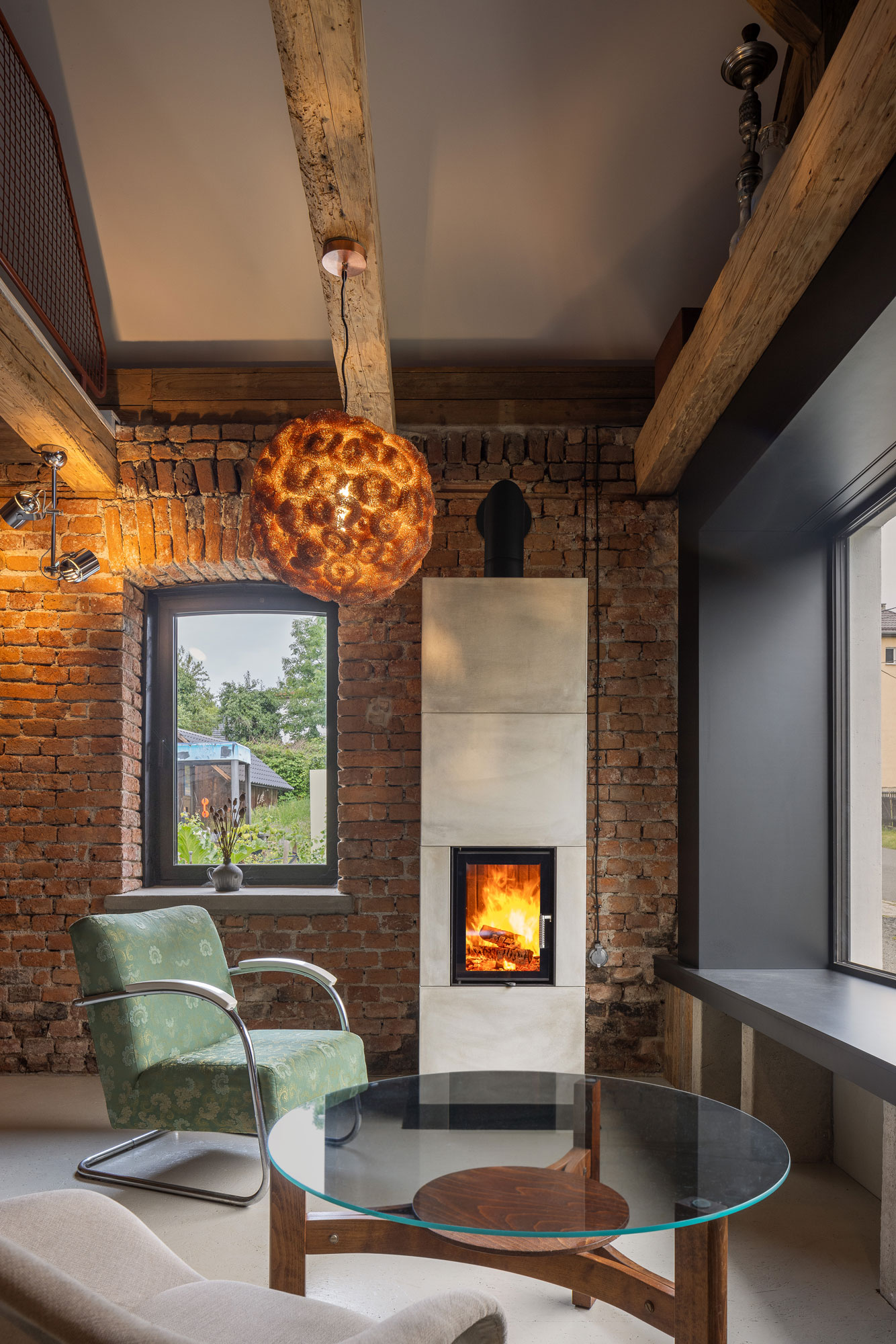 Bild zu Der Design-Ofen BLOX ist aus langlebigem und stylischem Beton gefertigt. Die Kombination aus einer Betonhülle und einem integrierten Wärmetauscher bringt 12 Stunden lang Speicher- und Strahlungswärme in den Raum. 