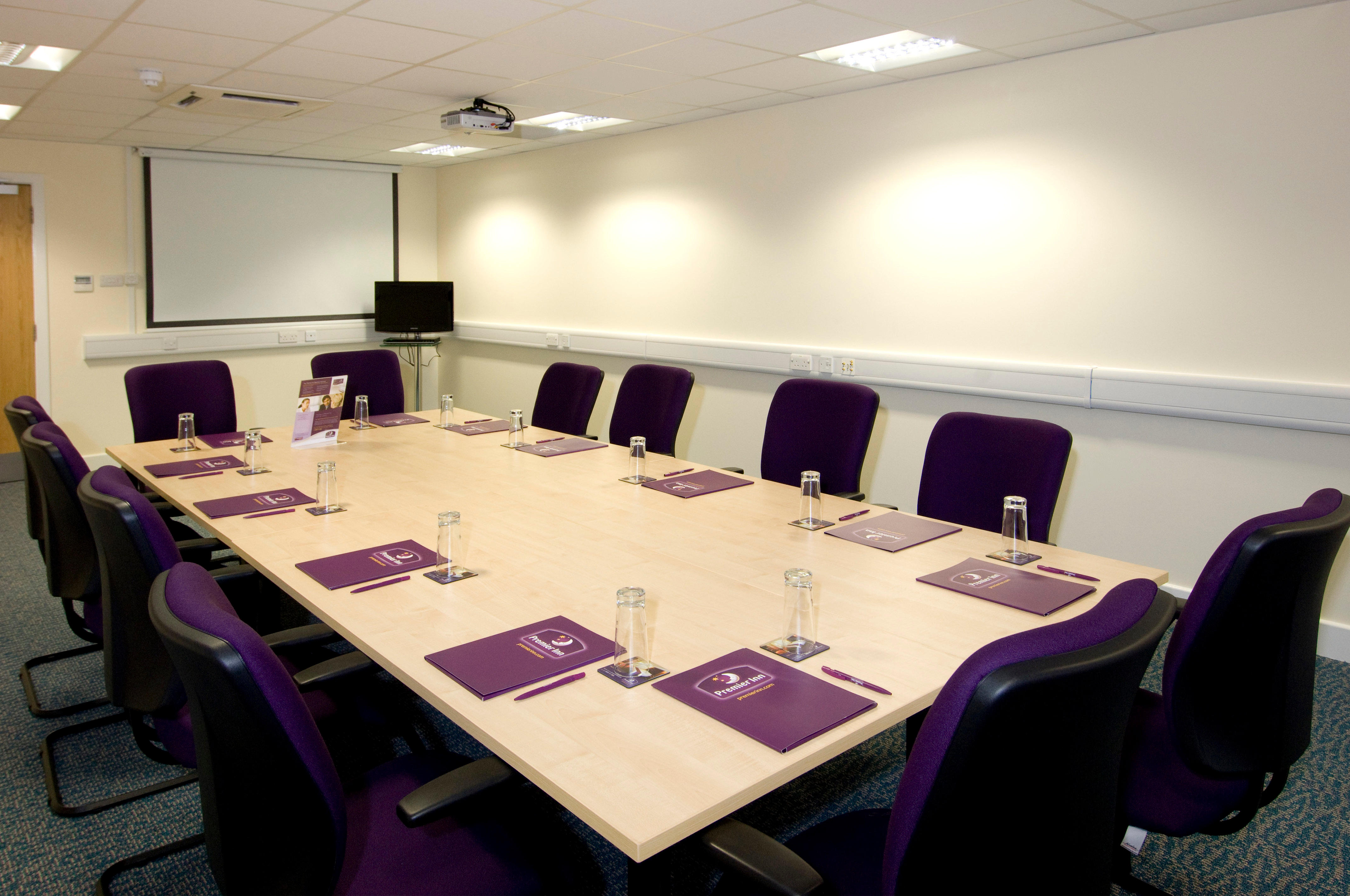 Premier Inn Hull City Centre Hotel AI Review Summary