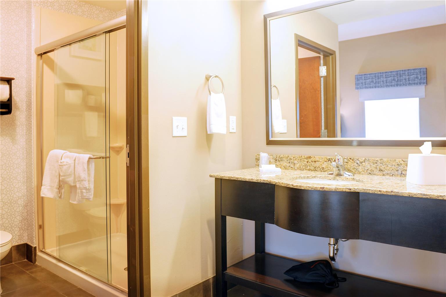 Guest room bath