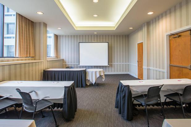 Images Holiday Inn & Suites Pittsfield-Berkshires by IHG