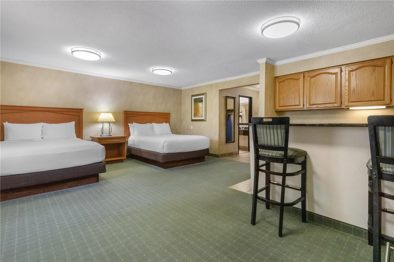 Two Queen Suite - Wet Bar