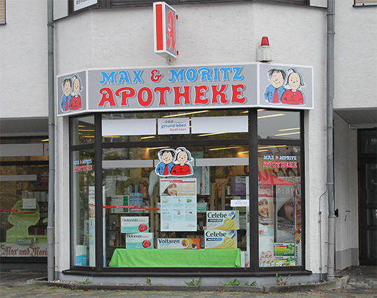 Aussenansicht der Max und Moritz-Apotheke