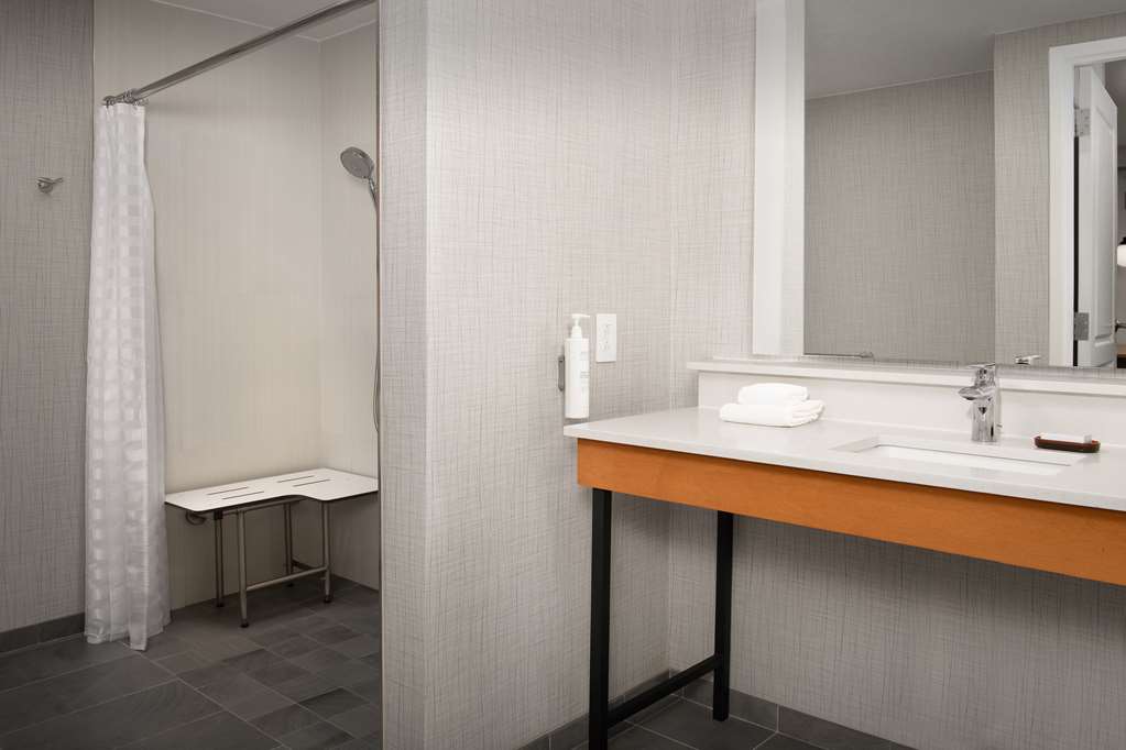 Guest room bath