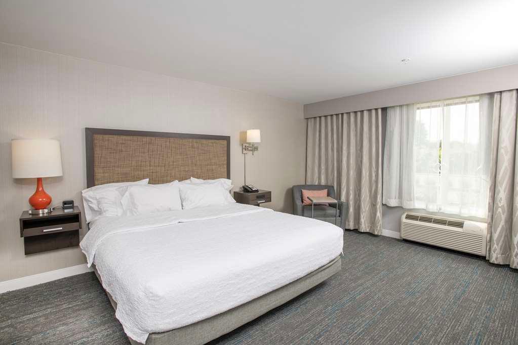 Guest room Hampton Inn & Suites Cincinnati / Kenwood Cincinnati (513)794-0700