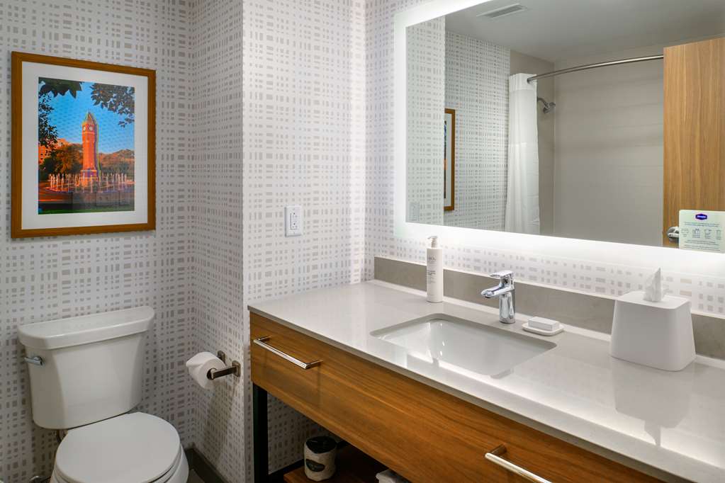 Guest room bath
