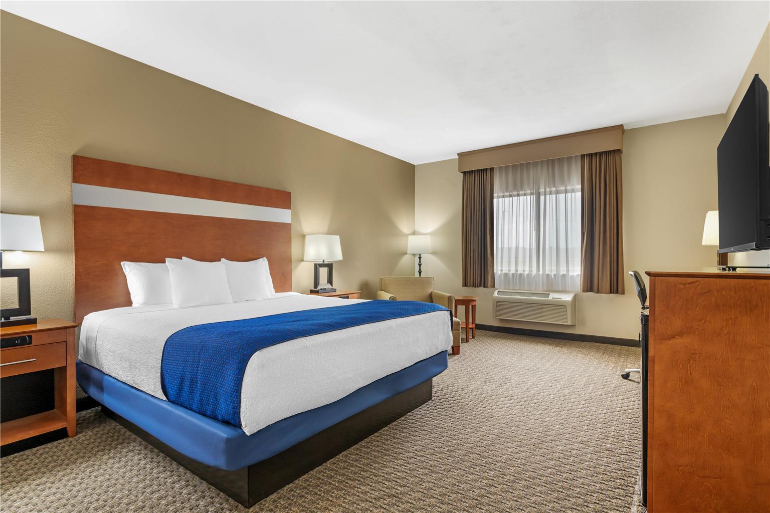 ADA - 1 King Bed w/ Bathtub