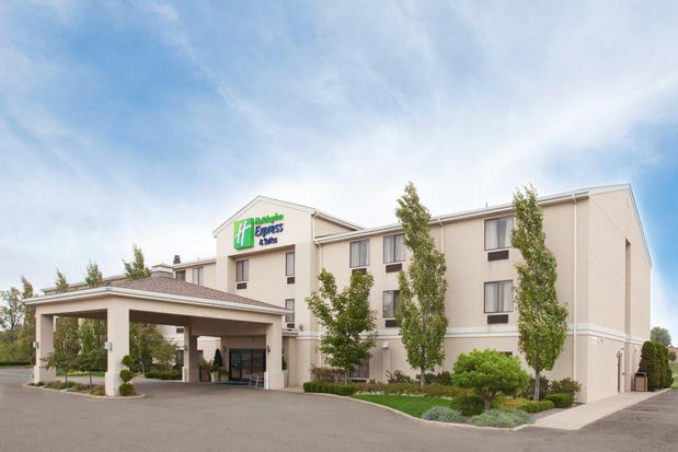 Images Holiday Inn Express & Suites Alliance, an IHG Hotel