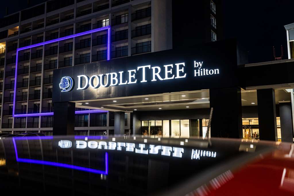 DoubleTree by Hilton Calgary North in Calgary: Exterior