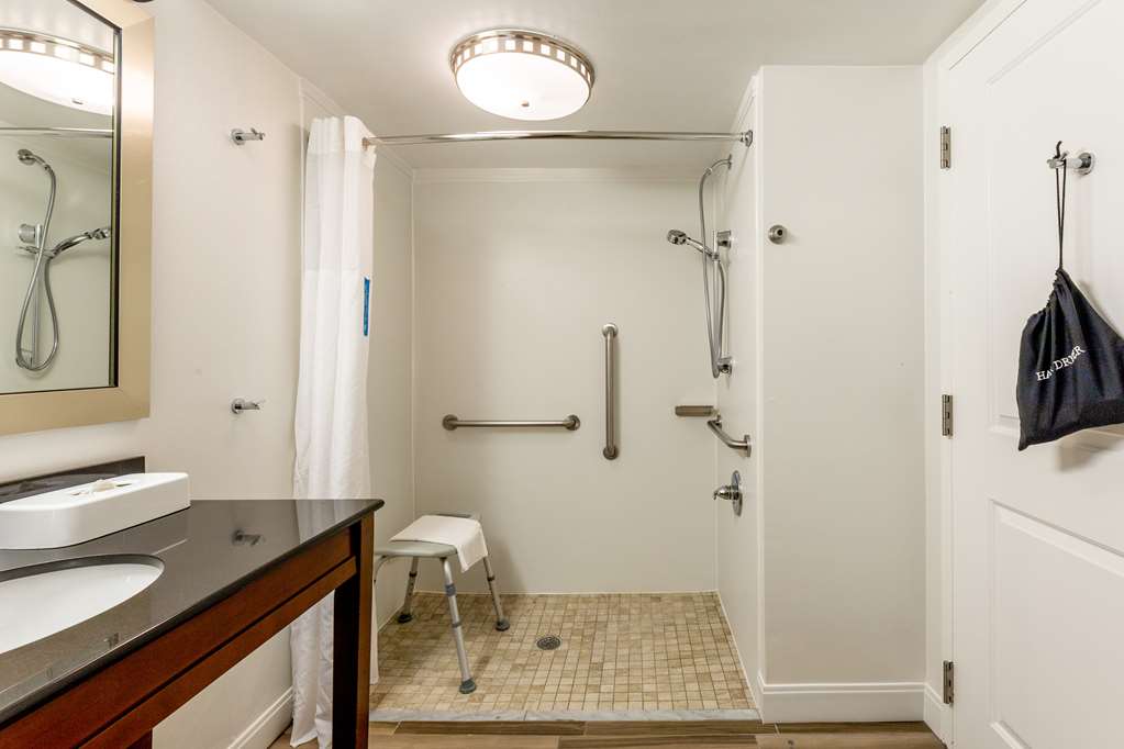 Guest room bath Hampton Inn & Suites Raleigh/Cary I-40 (PNC Arena) Raleigh (919)233-1798