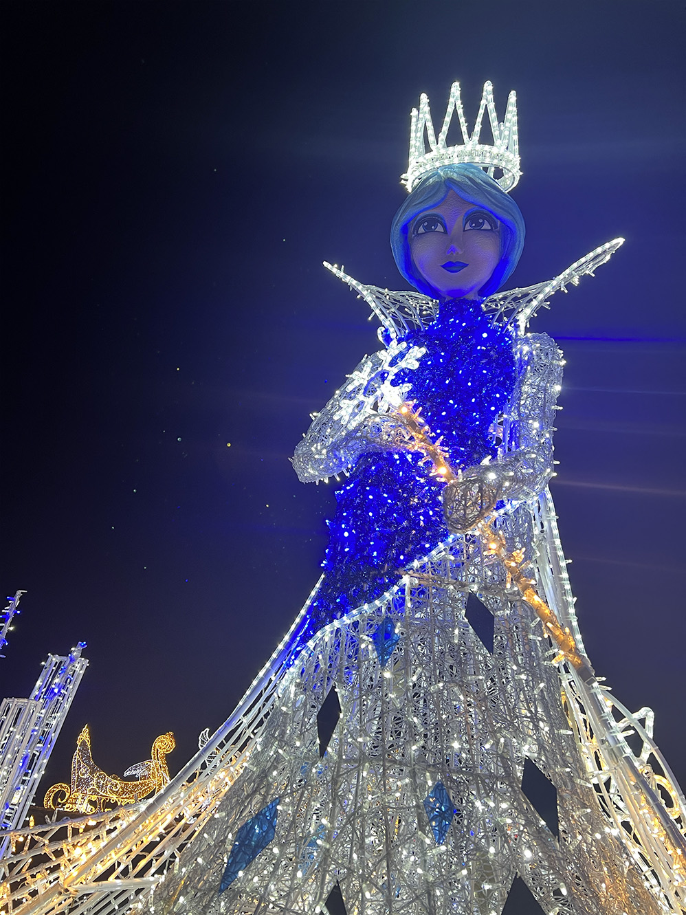 Jedes Jahr in der Winterzeit kommt „Ella – Die Schneekönigin“ und ihr wunderschönes Gewand aus weiß – blauen Samt, bestückt mit zahlreichen glitzernden Brillanten aus Ihrem Schneeköniginnenschloss heraus, um sich euch zu zeigen.