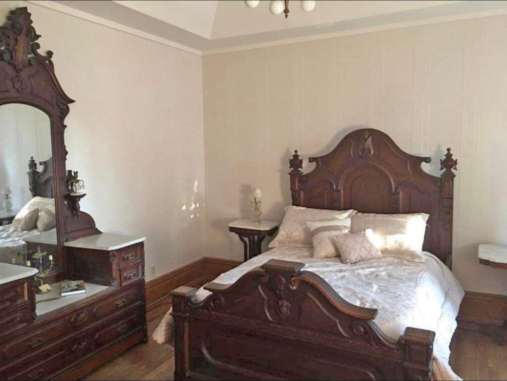 Image 8 | The Chandelier Bed and Breakfast