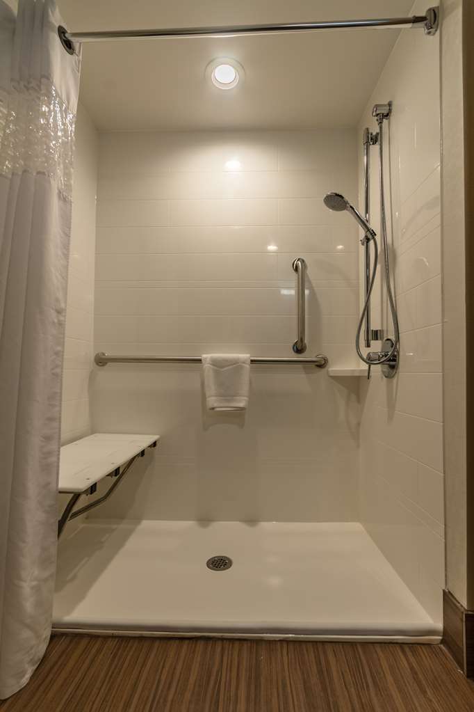 Guest room bath