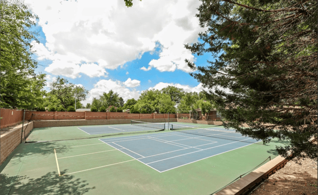 Images Nicole Wadsworth, Realtor