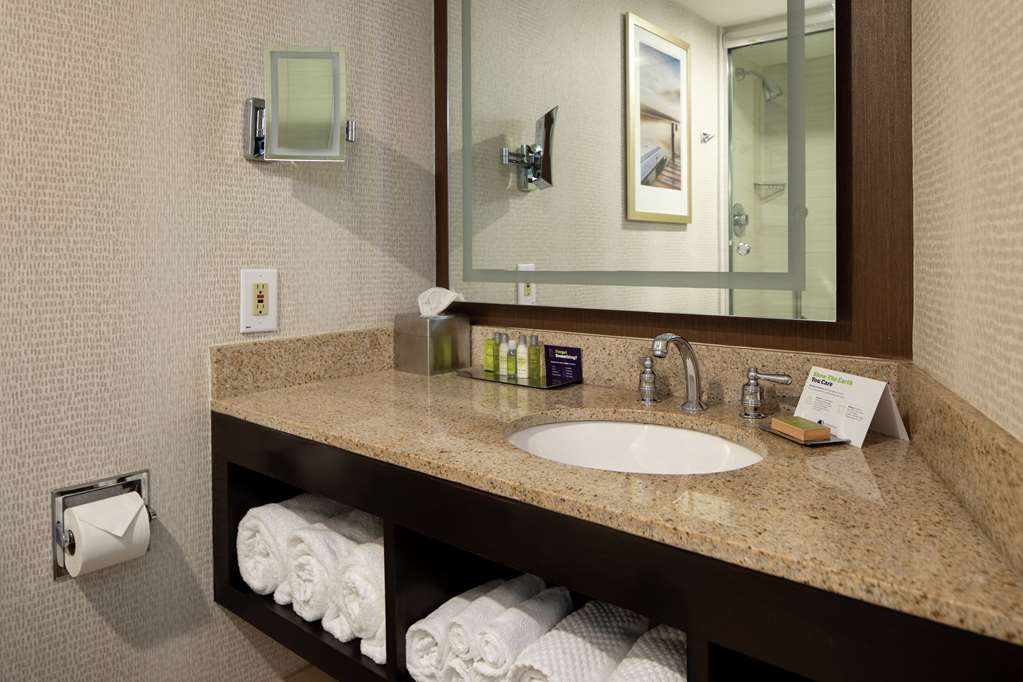 Guest room bath
