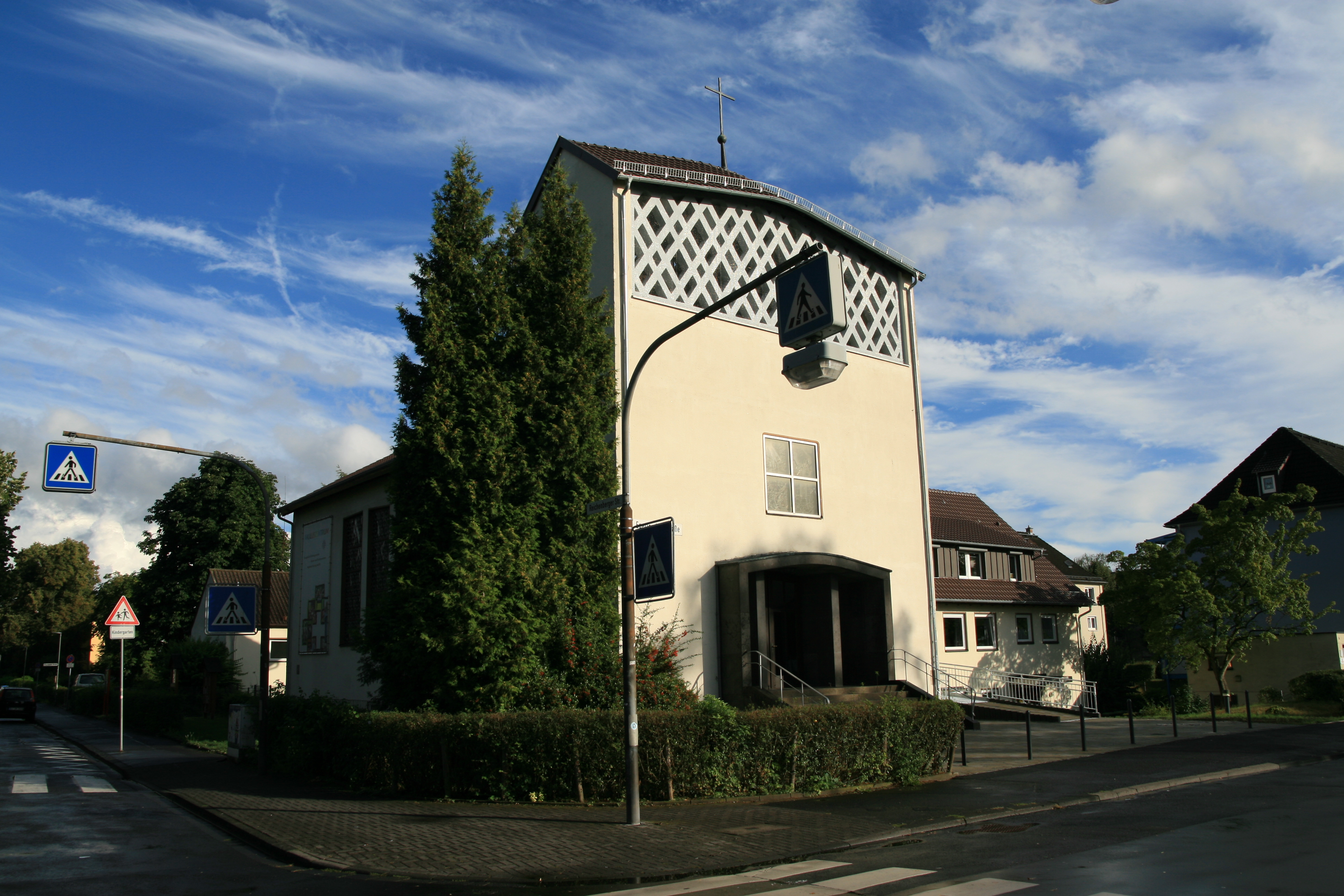 Mitten in der Gießener Nordstadt steht seit 1958 die evangelische Pauluskirche. Zusammen mit ihrem Kinder- und Familienzentrum wuchs an der Ecke Egerländer Straße / Reichenberger Straße das „Pauluszentrum“ zusammen.