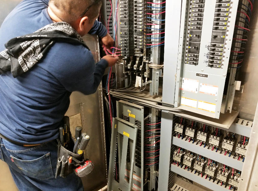 Reyes Construction Logo