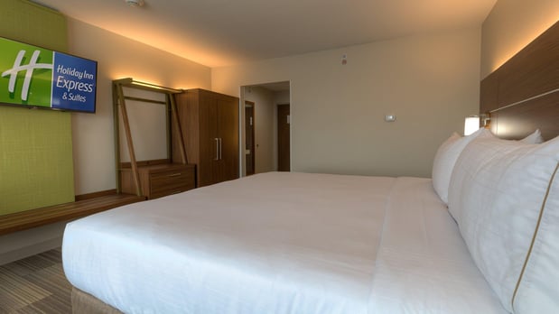 Images Holiday Inn Express & Suites Tulsa Midtown by IHG
