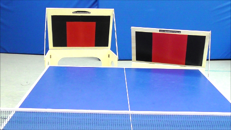 Zwei Returnboards hinter dem Tischtennis-Tisch für das TOPSPIN-TRAINING mit "Spätem Block".