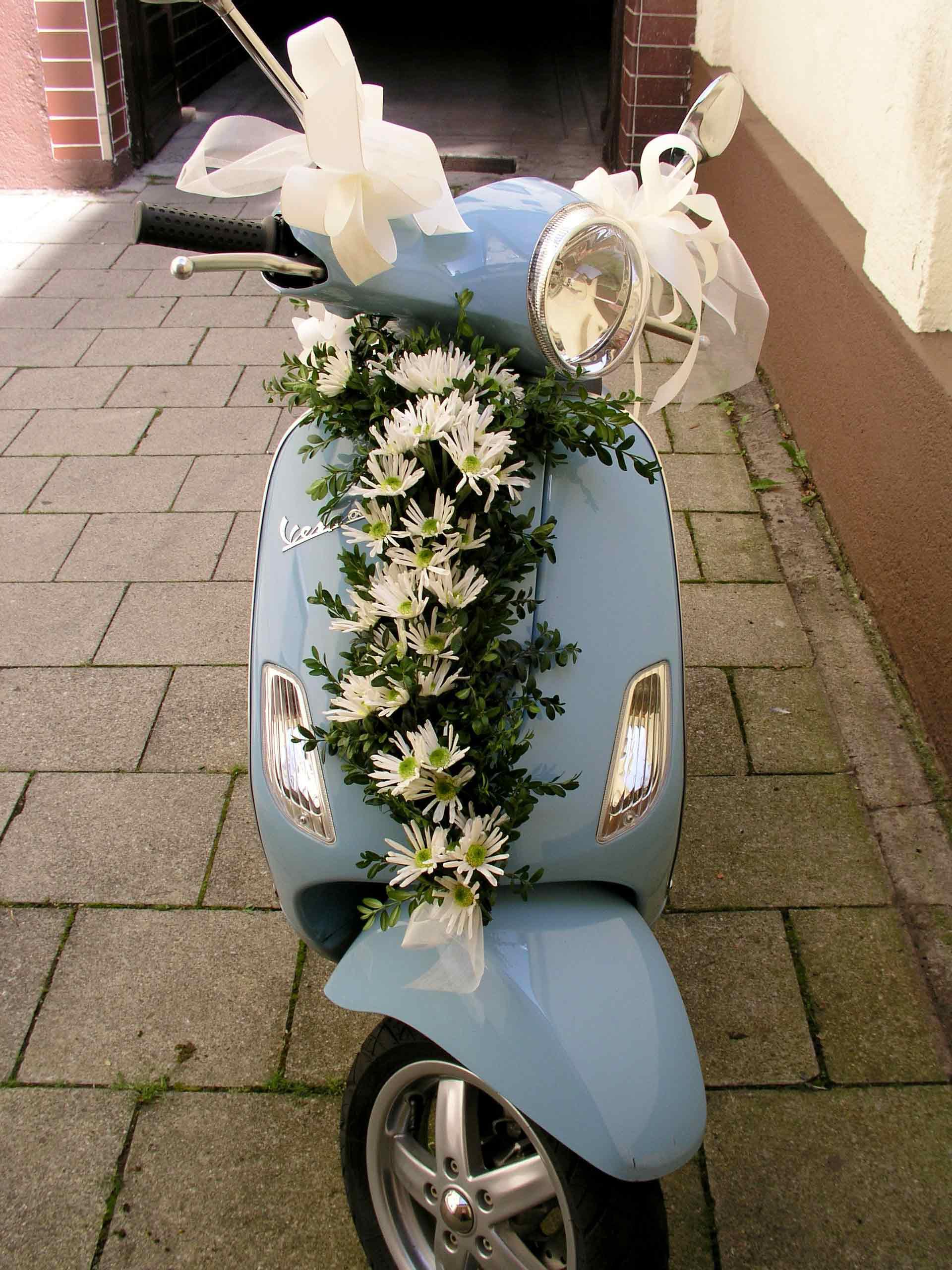Hochzeit motorroller hellblau mit gedeck - Blütenkorb München