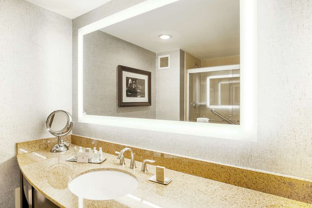 Guest room bath